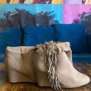 Brand is unkwn but closed toe heel w/ tassels